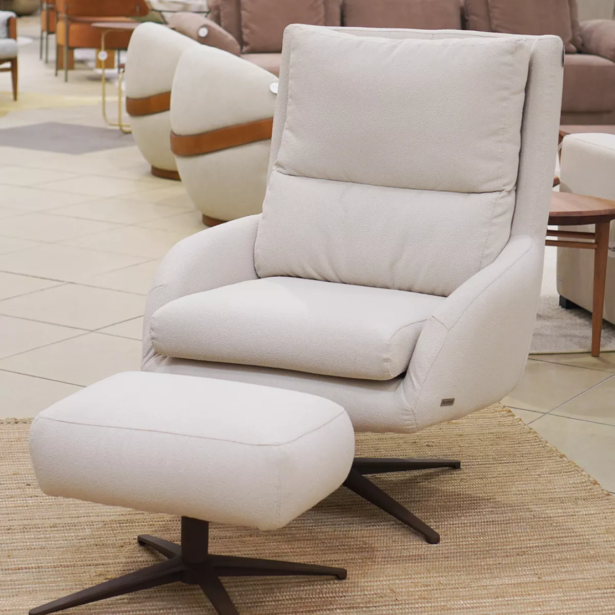 Poltrona Carmen Giratória com Puff