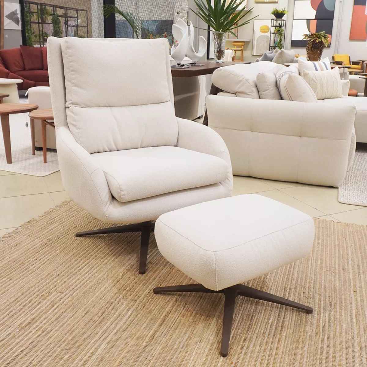 Poltrona Carmen Giratória com Puff